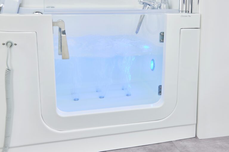 Easyriser bath with shower screen with water