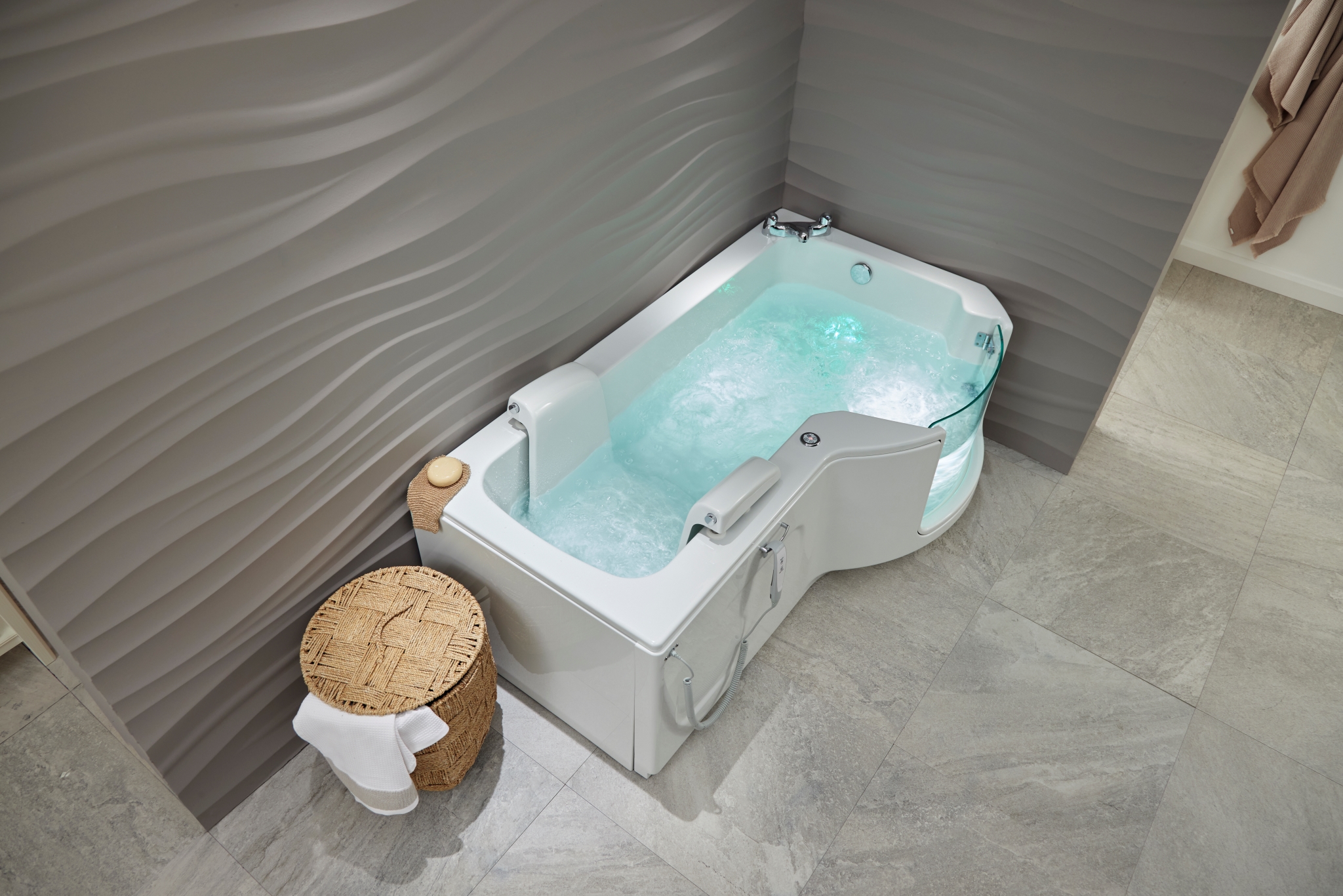 Louisiana bath with walk in door